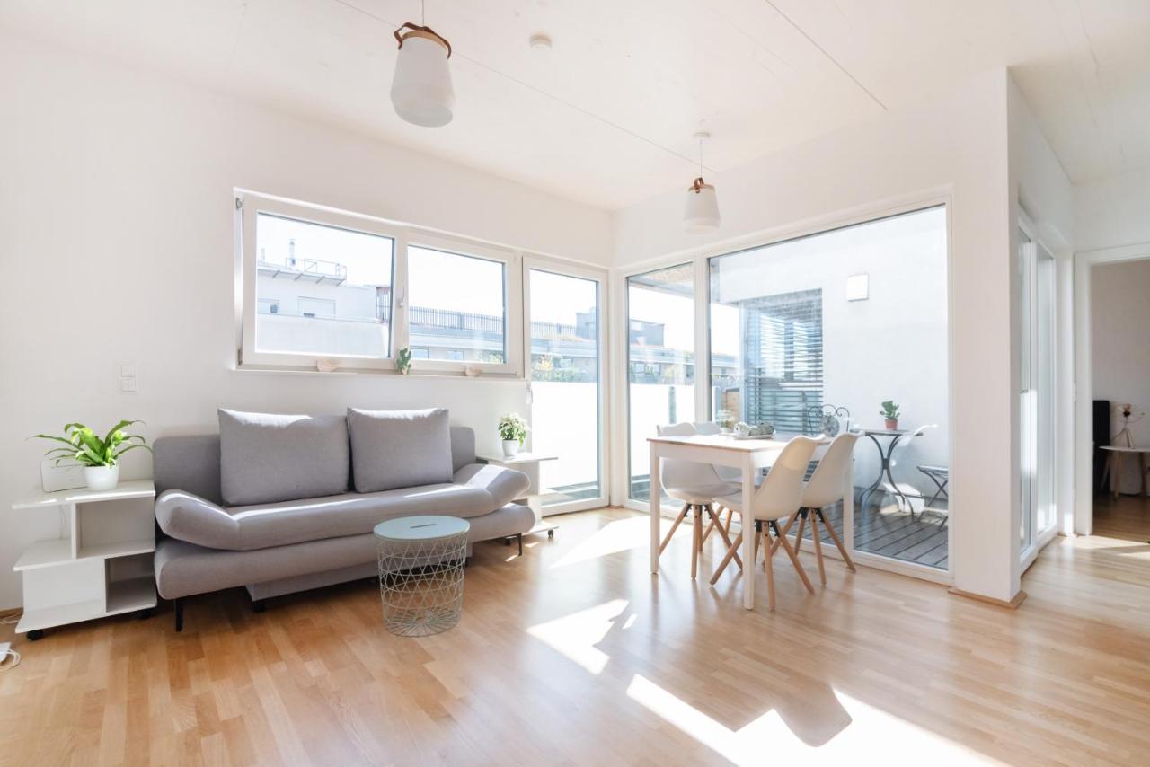 Helles, Neues Dg Apartment Mit Blick Zum Donauturm Wenen Buitenkant foto