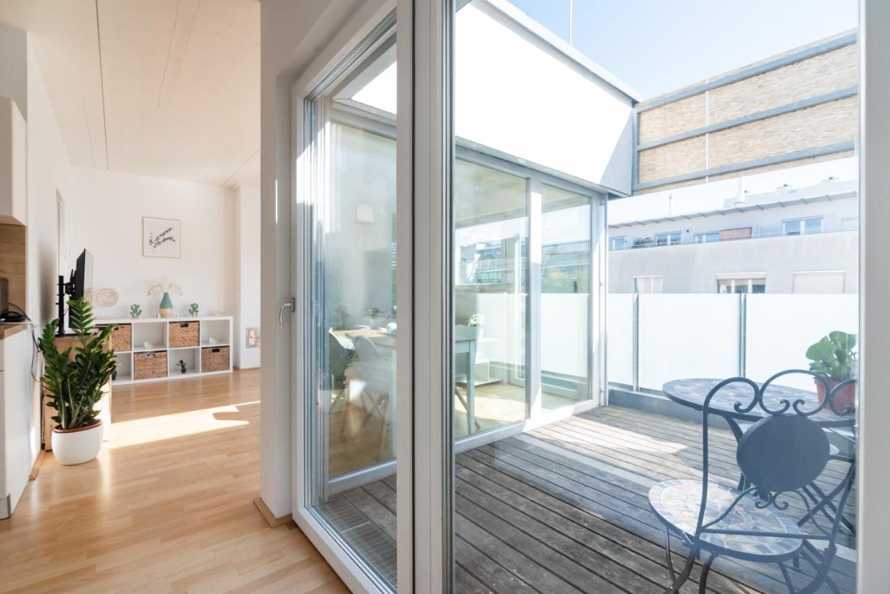 Helles, Neues Dg Apartment Mit Blick Zum Donauturm Wenen Buitenkant foto