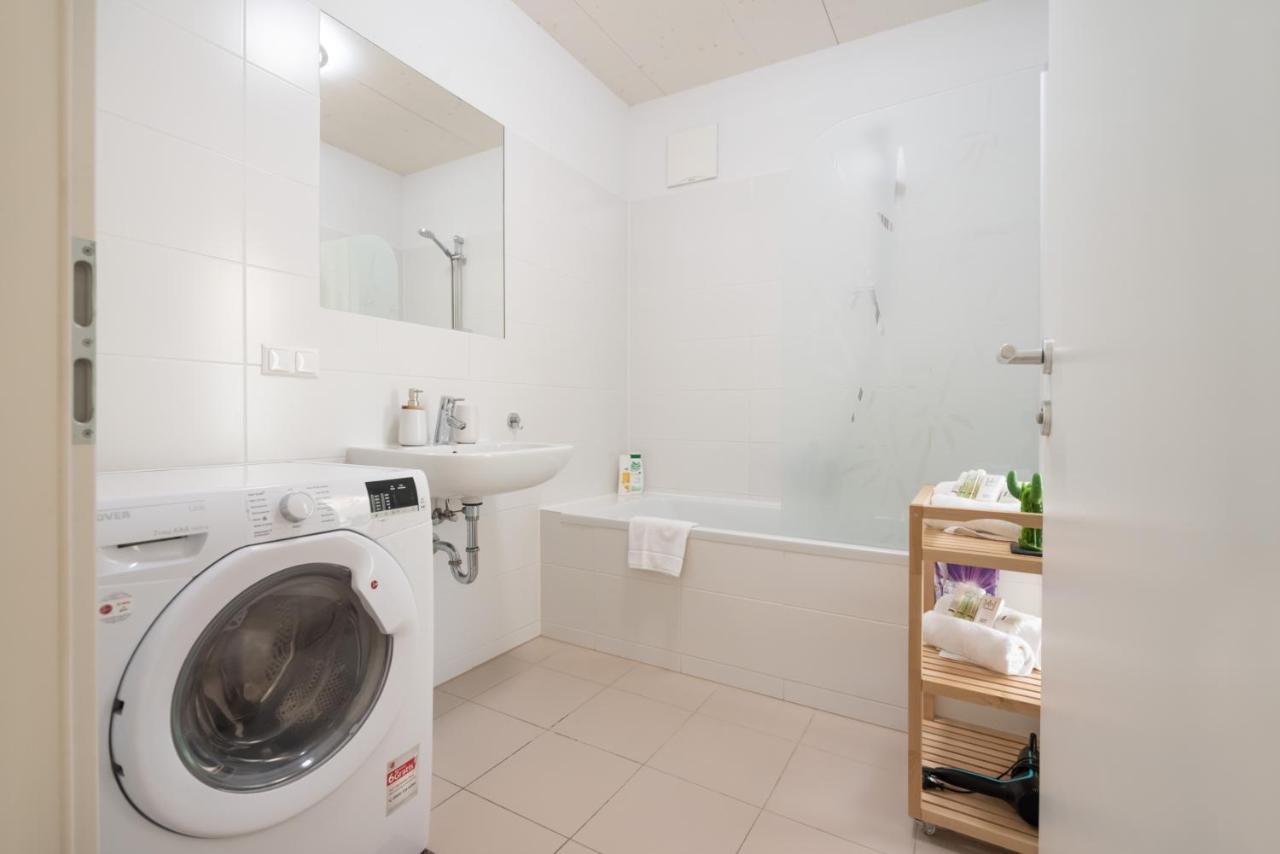 Helles, Neues Dg Apartment Mit Blick Zum Donauturm Wenen Buitenkant foto