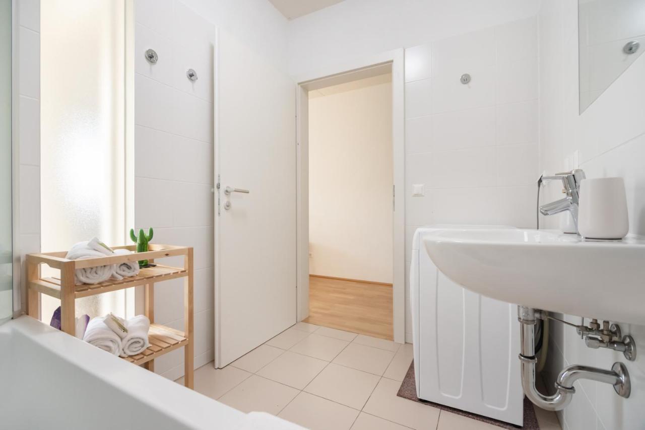 Helles, Neues Dg Apartment Mit Blick Zum Donauturm Wenen Buitenkant foto