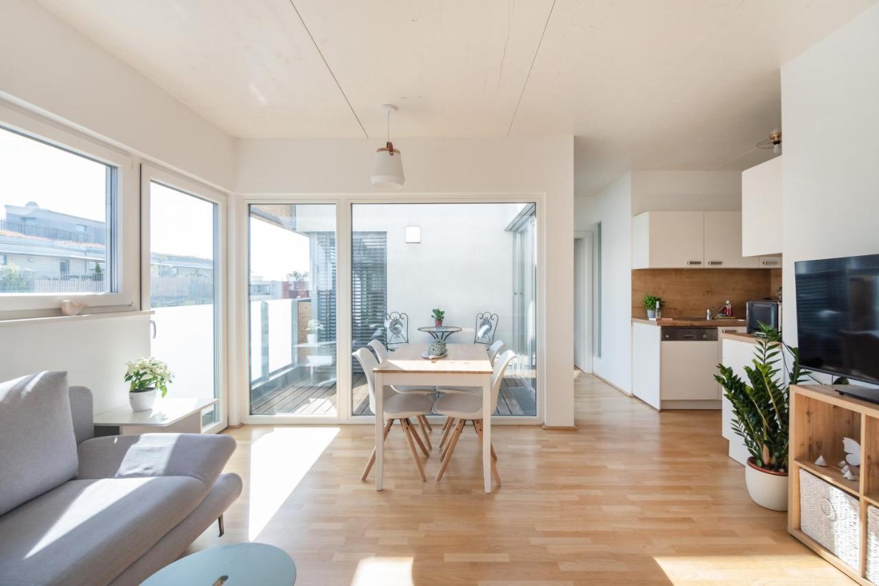 Helles, Neues Dg Apartment Mit Blick Zum Donauturm Wenen Buitenkant foto