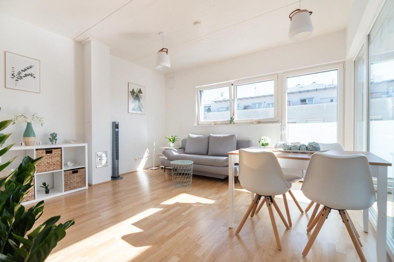 Helles, Neues Dg Apartment Mit Blick Zum Donauturm Wenen Buitenkant foto