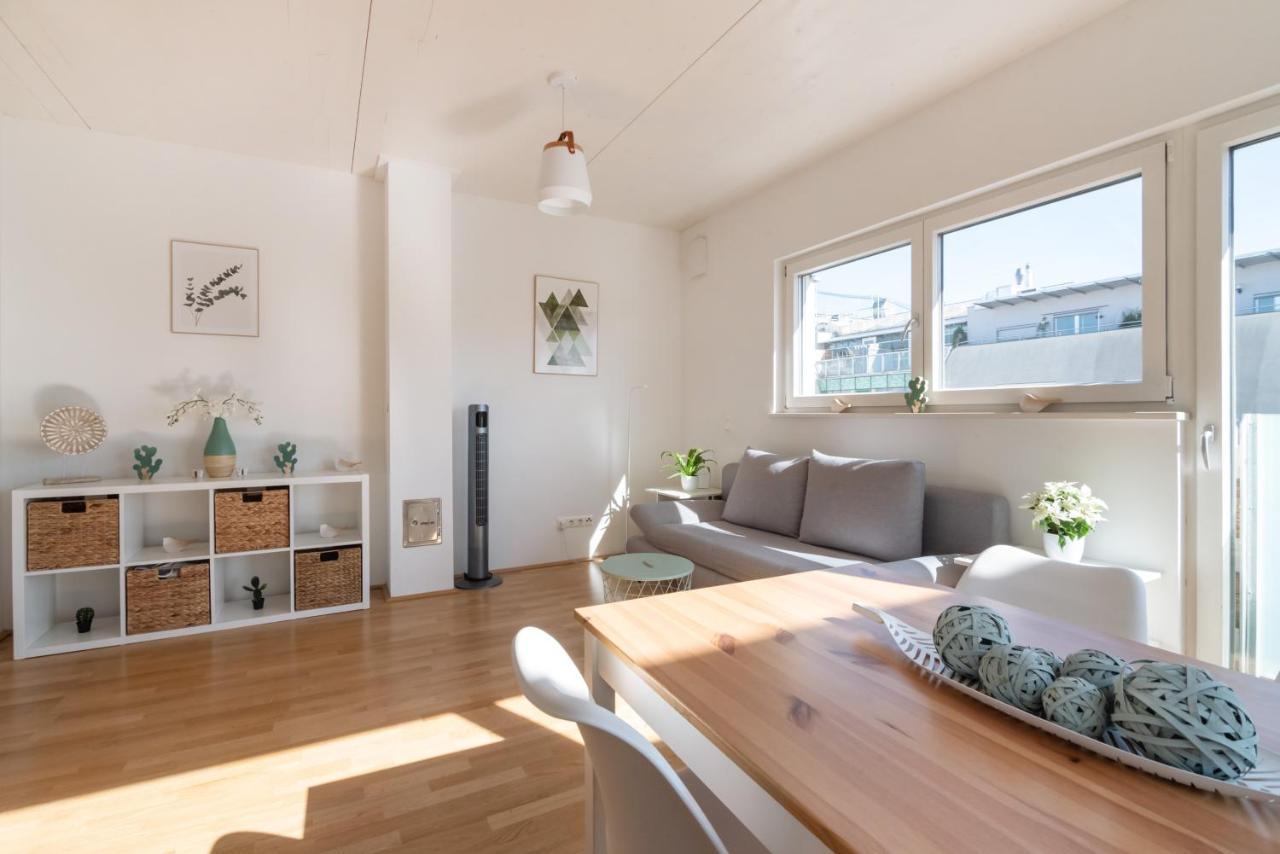 Helles, Neues Dg Apartment Mit Blick Zum Donauturm Wenen Buitenkant foto
